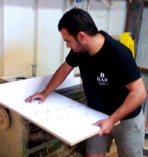 נגר של Bar Kitchens מעבד משטח בנגריה
