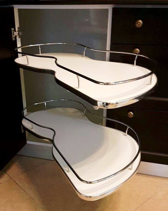 מנגנון פינה נשלף עם שני מדפים בארון מטבח